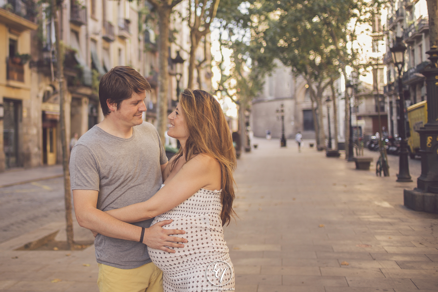 fotógrafo embarazo :: fotografía embarazada :: reportaje embarazo playa :: fotográfo embarazo barcelona
