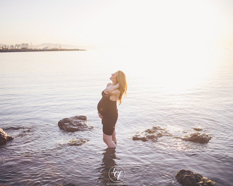 fotógrafo embarazo :: fotografía embarazada :: reportaje embarazo playa :: fotográfo embarazo barcelona