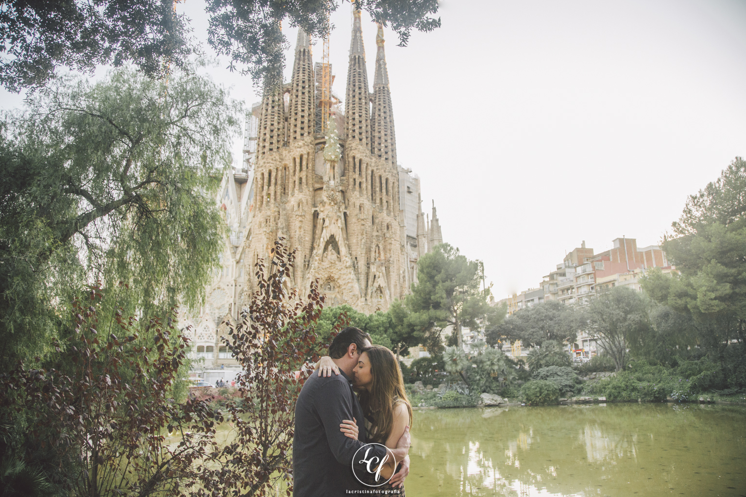 fotógrafo de boda barcelona :: fotógrafo de pareja :: ensayo de pareja barcelona :: turistas brasileños en barcelona :: ensaio em barcelona :: Parque Güell :: Sagrada Familia
