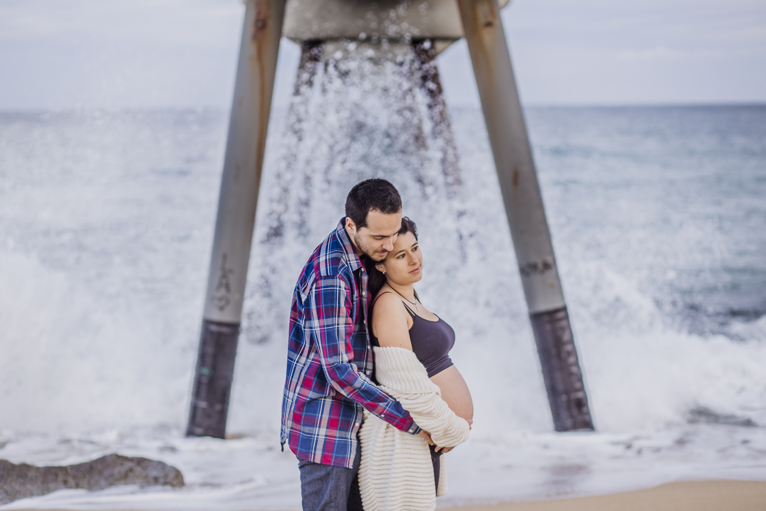 fotógrafo de embarazo badalona :: fotógrafo de embarazo barcelona :: fotografía embarazada en la playa :: fotótgrafo embarazada pont del petroli