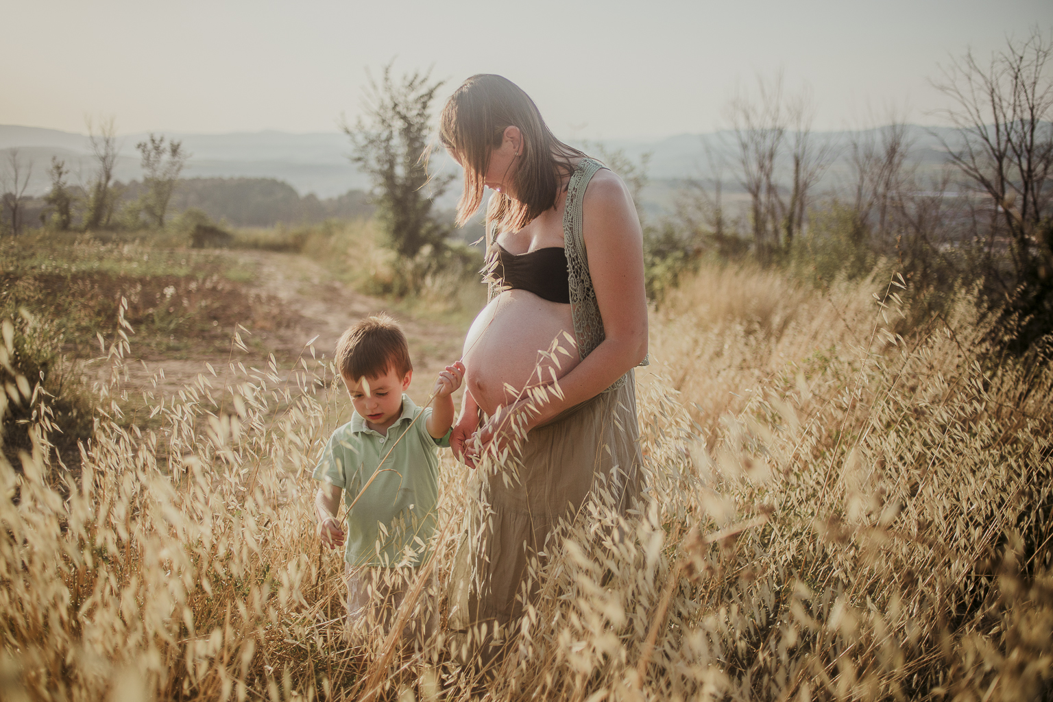 fotógrafo embarazo Sitges :: fotografía embarazada Barcelona :: fotógrafo Sant Cugat :: Embarazada entre viñas :: Fotografía viñedos