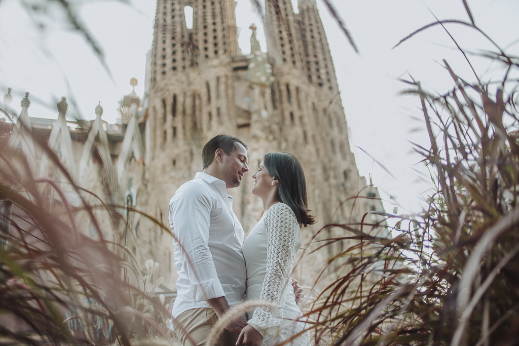 Fotógrafo de parejas Barcelona :: Montjuic, Sagrada Familia y Moll de la fusta :: Preboda en Barcelona :: Postboda en Barcelona :: Save the date :: Trash the dress :: Love session :: Best Barcelona Photographer