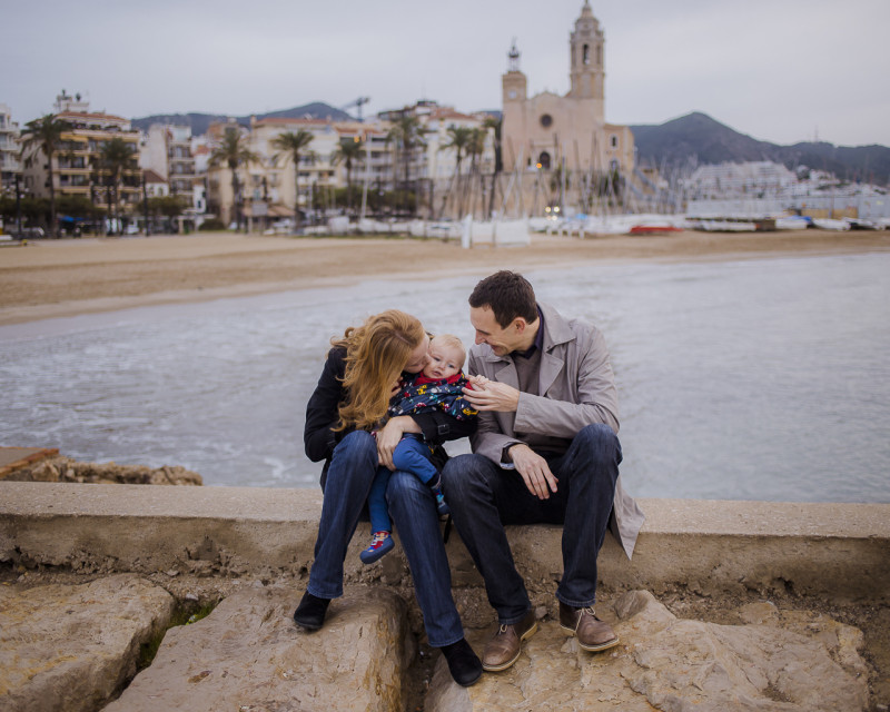 Fotógrafo de familia Barcelona :: Sitges :: Fotografía familiar natural :: Fotografía de familia en la playa :: Fotografía infantil exterior :: Día nublado :: Best Barcelona photographer
