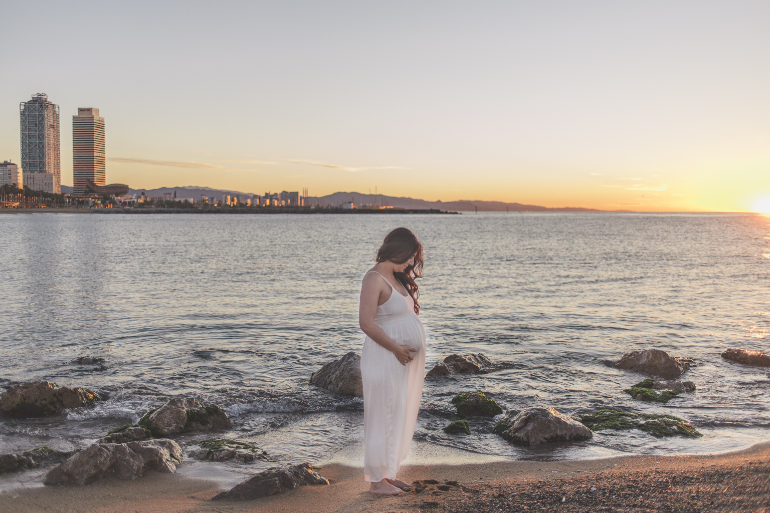 fotógrafos de embarazo barcelona :: Amanecer en la Barceloneta :: Fotografíad de embarazo :: Embarazada en Barcelona