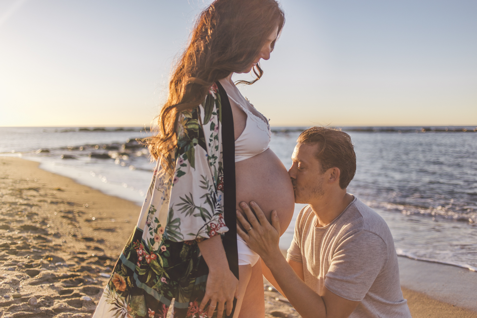 fotógrafos de embarazo barcelona :: Amanecer en la Barceloneta :: Fotografía de embarazo :: Embarazada en Barcelona