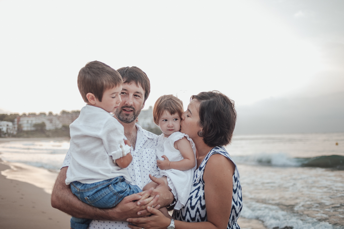 fotógrafo de familia Sant Cugat :: fotógrafo familiar natural :: fotografía familiar en la playa :: Altafulla :: amanecer