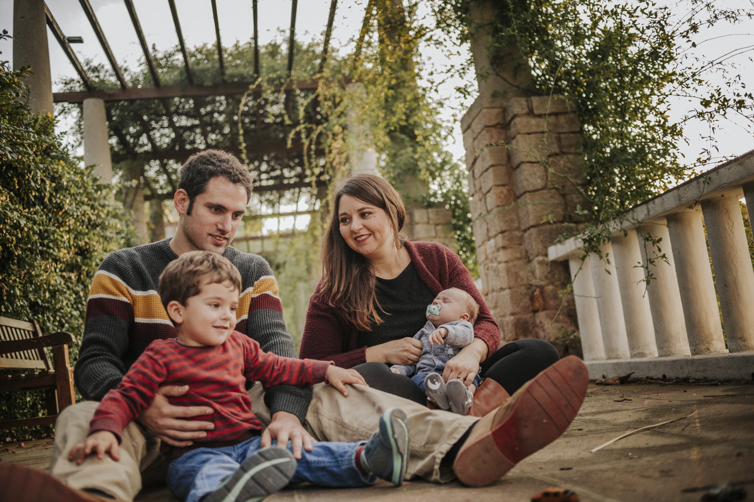 fotógrafo de familia Barcelona :: Parque de Laribal :: Fotografía familiar montjuic :: fotógrafo de familia Sant Cugat :: fotos de familia natural