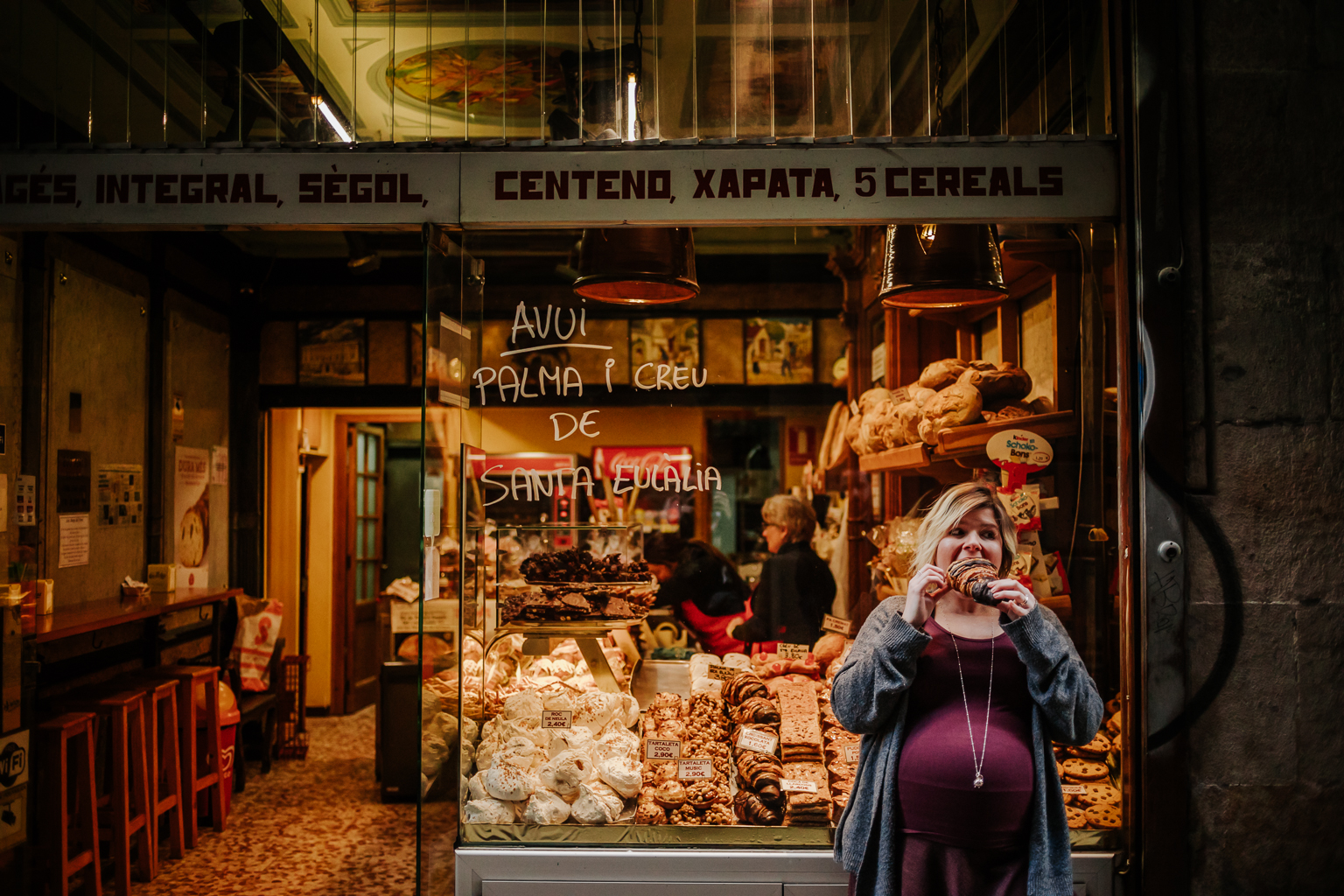 Fotógrafo de embarazo Barcelona :: Fotógrafo de embarazada Barcelona :: Sesión de embarazo Barrio Gótico :: Sesión embarazada barrio gótico :: sesión de exterior Barcelona