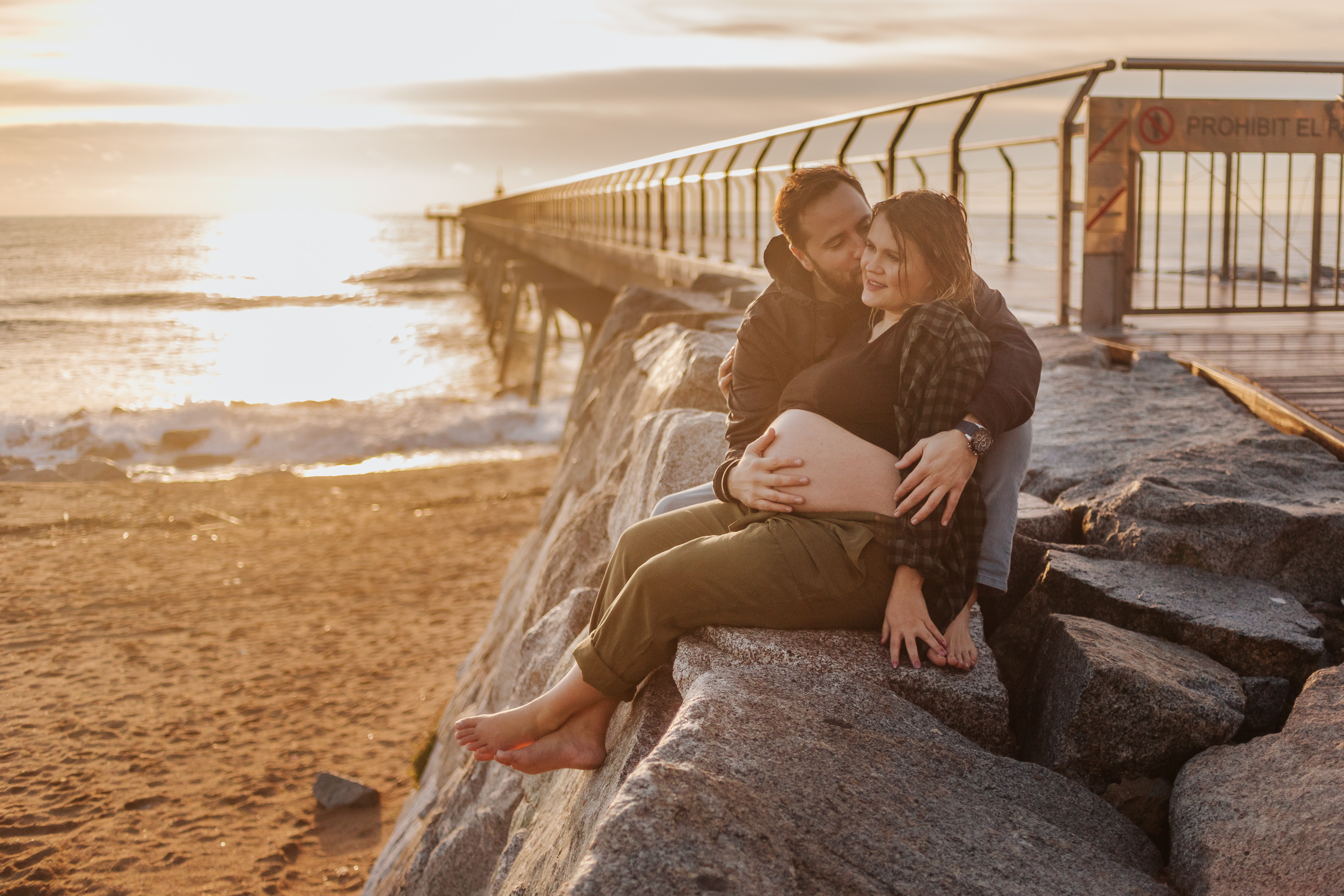 Fotógrafo embarazo Badalona :: Fotógrafo embarazada Badalona :: Pont del petroli :: Amanecer :: Salida del sol :: Pareja embarazada