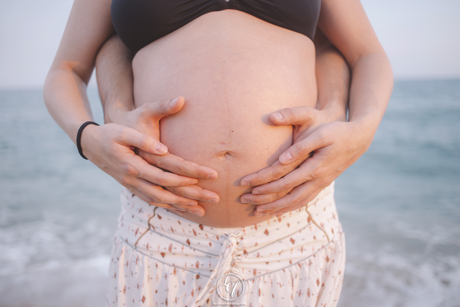 fotógrafo de embarazo :: fotógrafa embarazo :: fotografía embarazada :: fotografía embarazada en la playa :: fotografía embarazada barcelona