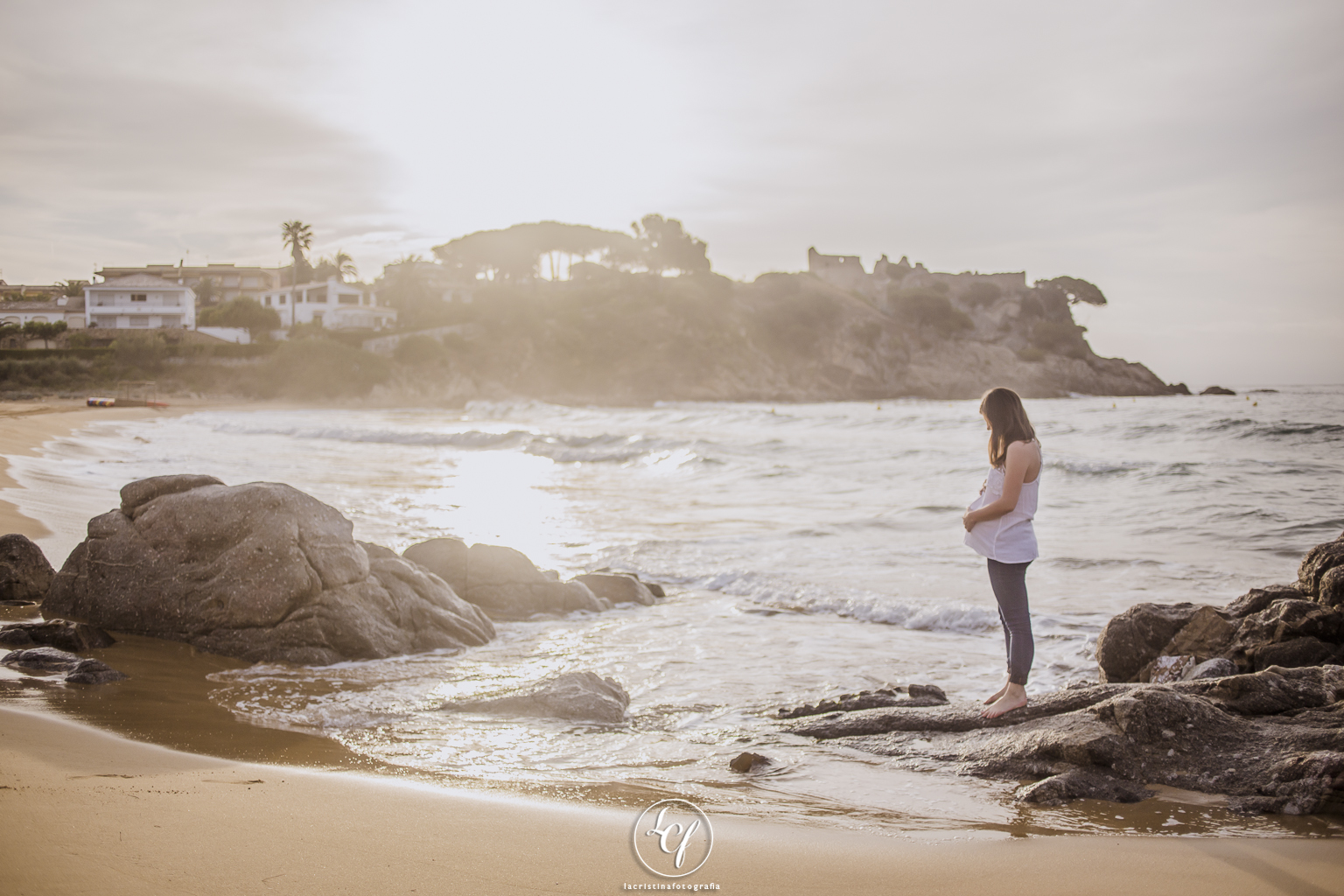 fotografía embarazada costa brava :: fotógrafo embarazado girona :: fotografía de embarazada en la playa :: fotografía natural barcelona