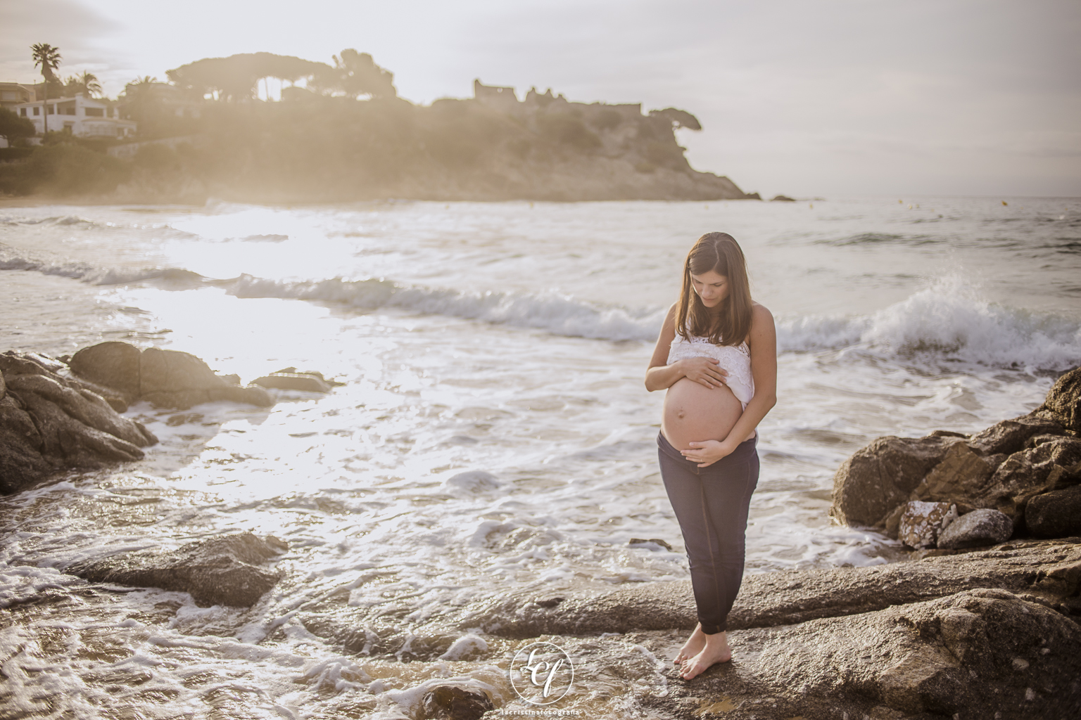 fotografía embarazada costa brava :: fotógrafo embarazado girona :: fotografía de embarazada en la playa :: fotografía natural barcelona