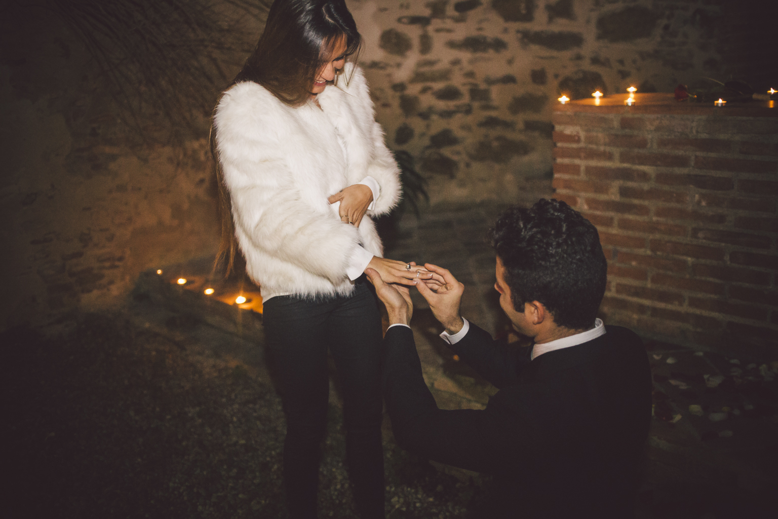 fotografo de bodas barcelona :: pedida de mano sorpresa :: pedida de mano romántica sorpresa :: pedida de manos con velas :: preboda en barcelona 