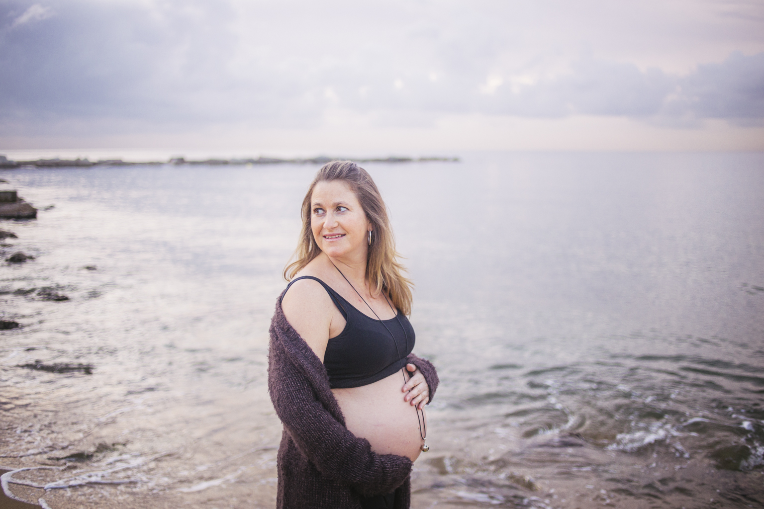Fotógrafo embarazo barcelona playa :: fotografía embarazada playa Barcelona :: fotógrafo de embarazada