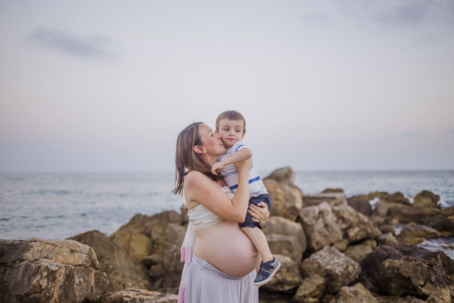fotógrafo embarazo Sitges :: fotografía embarazada Barcelona :: fotógrafo Sant Cugat :: Embarazada entre viñas :: Fotografía viñedos