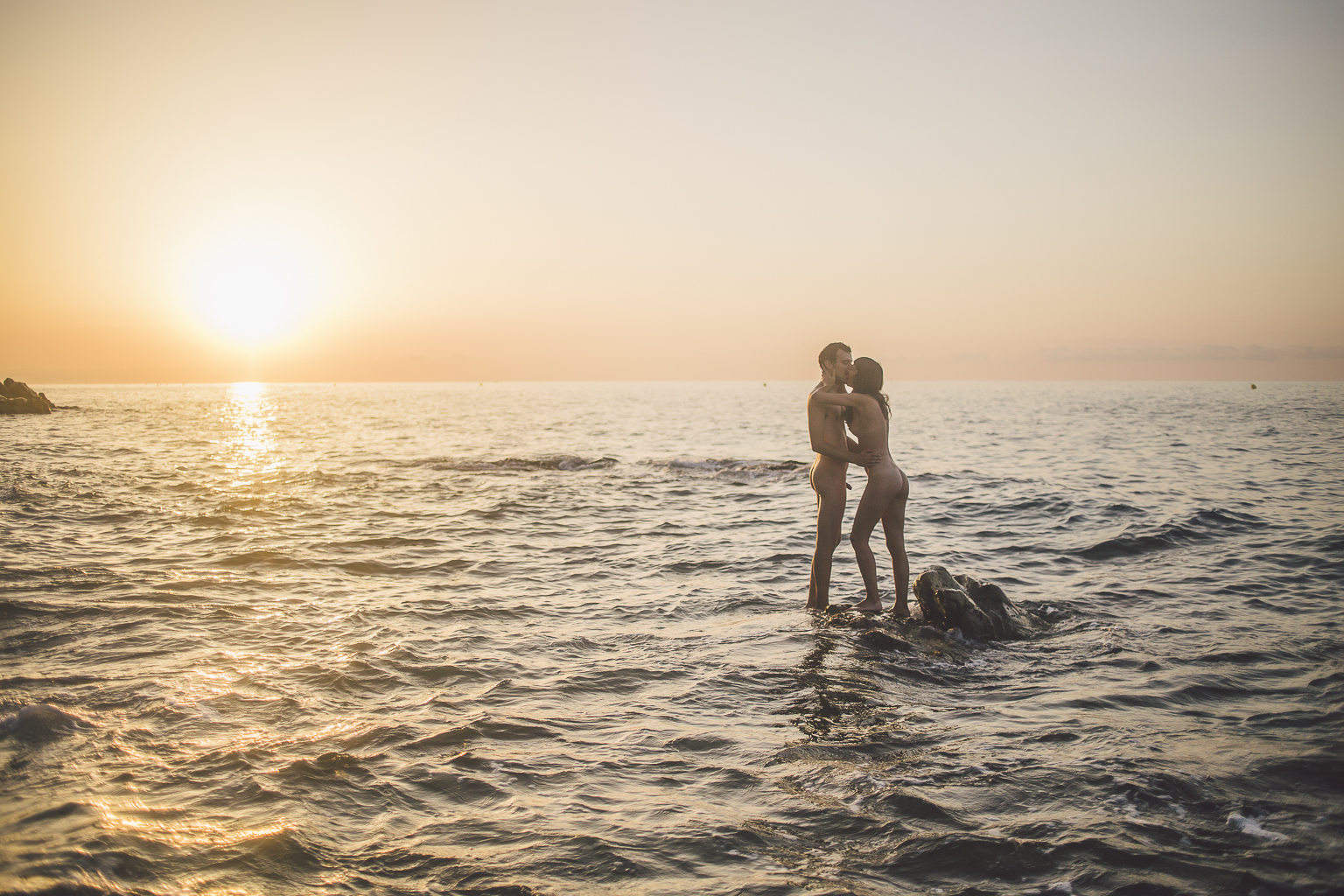 fotografia nudista playa :: fotografía natural desnudo :: fotografía en la playa :: amanecer :: el mejor fotógrafo de barcelona :: fotógrafo de pareja