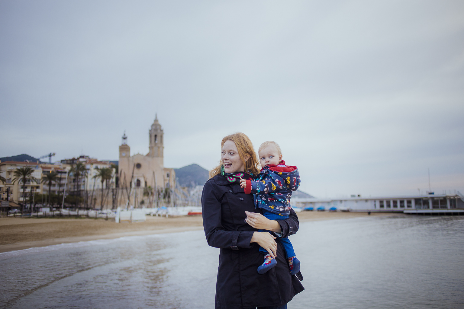 Fotógrafo de familia Barcelona :: Sitges :: Fotografía familiar natural :: Fotografía de familia en la playa :: Fotografía infantil exterior :: Día nublado :: Best Barcelona photographer