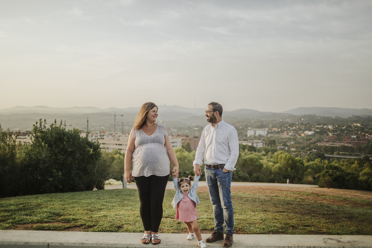 Fotógrafo embarazo Sant cugat :: fotógrafo familiar Barcelona :: fotografía de familia turó de can mates