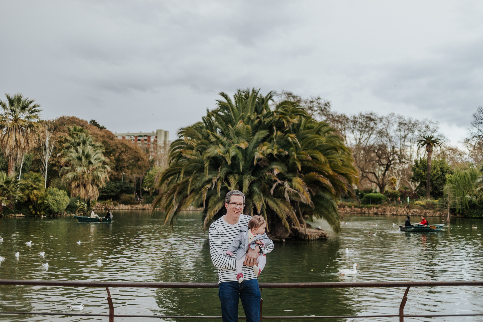 Fotógrafo familiar Barcelona :: fotógrafo de familia Sant cugat :: Parque de la ciudadela :: Parc de la Ciutadella :: Fotografía de familia natural